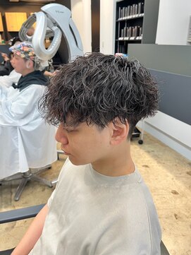 オゼル(OZEL) ツイストスパイラルで動きを出しつつ、質感は上品に。