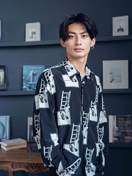 リヒ(LIHI) センターパートのツーブロックハンサムショート