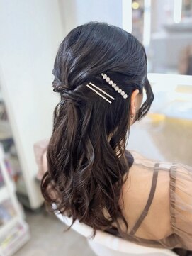 アトリエビューティーアミュ(atelier beauty AmU) 結婚式 二次会 お呼ばれ ハーフアップ×ビジューピン