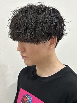 ヒュイル バイ ニアウ(Hwyl by Niau) メンズマッシュパーマ波巻スパイラルパーマニュアンスパーマ眉毛