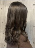 オリーブベージュ ゆる巻き 寒色系 透明感カラー 巻き髪
