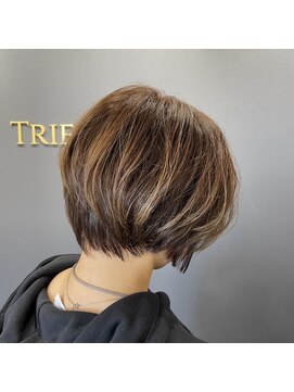 トリフォリウム 小牧店(TRIFOLIUM) 「前回のカラーを活かした筋感ショートスタイル」