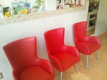 リトルフェイスウノ 新越谷西口駅前店(little face UNO)の雰囲気（入口入ってすぐ♪赤い椅子が可愛い♪♪）