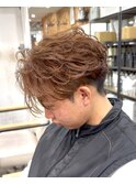 センターパートフェザーショートフェザーパーマブラウンカラー