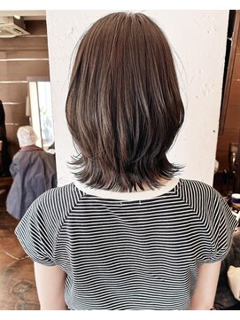 ティーシェル(TIECHEL) 小顔イメチェン、ブルーグレージュカラーくびれレイヤーボブ