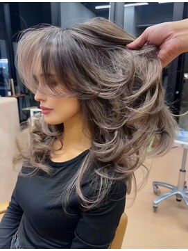 ヌエン 渋谷(NU/EN) ヘーゼルブラウン×バタフライカット/ハッシュカット/ハイライト