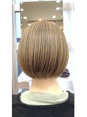 大人可愛いショートボブ ブリーチ有りミルクティーベージュ