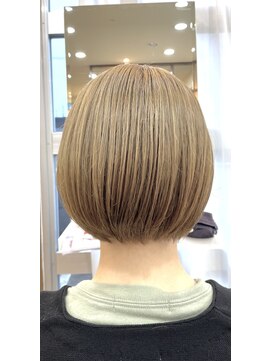 マークス(marks) 大人可愛いショートボブ ブリーチ有りミルクティーベージュ