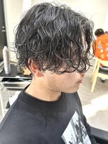 ヒュイル バイ ニアウ(Hwyl by Niau)&nbsp;メンズセンターパート波巻スパイラルパーマニュアンスパーマ眉毛