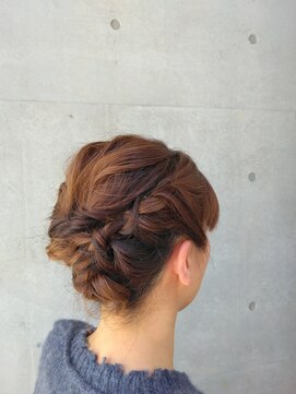 ヒラリー(Hillary) 華やぎアップスタイル