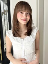 ワンカールで動きのあるレイヤーカットと赤み消しベージュカラー