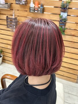 コンフィープラス(comfy plus) 似合わせカットにグレイヘアーで楽しむハイトーンレッドカラー