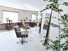 ティント 墨染(tint)の雰囲気（木目とベージュの落ち着いた内装。墨染駅徒歩1分の２階です）