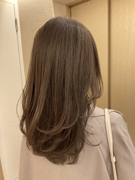 ブリス(VLISS) ミディアム レイヤーカット 顔周りレイヤー 透明感 20代30代40代