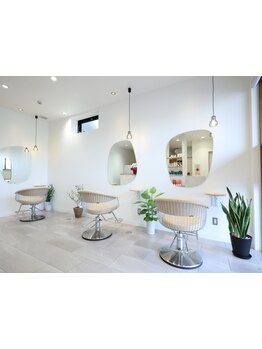 スタイリストが初めから最後まで責任を持って担当☆美容業界最上級のシャンプー台でのヘッドスパもオススメ