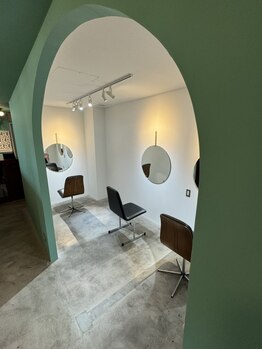 スリー(three)の写真/ハイトーン×縮毛矯正が人気のthree♪オシャレなインテリアに囲まれた贅沢Salon Timeをお過ごしください！