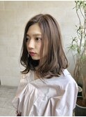 前下がりミディアムボブ×柔らかベージュ系カラー