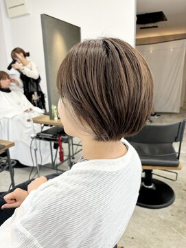 テラス トヨタ(Telasu Toyota) ホワイトブロンドのインナーカラーとミニボブ◎