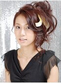 大胆に生花の花びらを使ったパーティアップスタイル