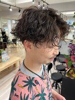 ウェイビーエフティフィフス 横浜西口(WAVEY ft.fifth)&nbsp;波巻きスパイラルツイストパーマセンターパートメンズマッシュ