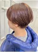 ラベンダーベージュの耳掛けショートボブ