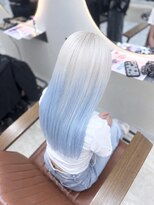 アン(Hair make un)&nbsp;ホワイトカラー/ペールブルー/ブリーチ/ハイトーン