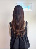スモーキーベージュ　ゆる巻きスタイル