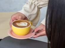ミーノ(miino)の雰囲気（カフェ併設で贅沢気分1階カフェrecolteのドリンクもご注文可能）
