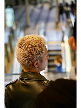 クロムトウキョウ ザ バーバー ネオン 新宿店(CHROM TOKYO the Barber ne/on) 金髪イージーパンク