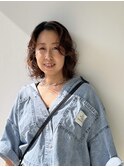 大人のミックスパーマ。パーマの力で毛束を動かし似合わせる。