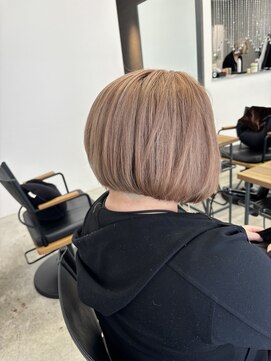 テラス トヨタ(Telasu Toyota) ミルクティーベージュのブリーチカラーと切りっぱなしボブ◎
