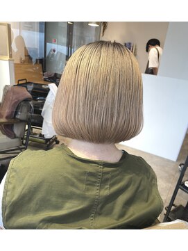 キッカ(kicca) 【kicca】ぷつっとボブ×ハイトーンベージュカラー