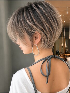 ビューブルー 亀戸錦糸町(VIEW BLUE) 白髪ぼかしハイライトで作るショートボブスタイル