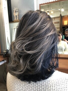 ソラ(sora) くせ毛が得意な美容室 ネイビー&ライトグレージュ
