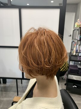 バダス(Badass) オレンジベージュ、オレンジカラー、ショートヘア