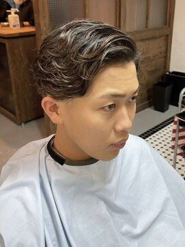 ディスイズバーバーセカンド(THIS IS BARBER 2nd) スパイラルパーマ　ブラウン　かきあげアップバング