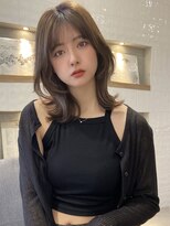 アイヴィー(IVY)&nbsp;表参道レイヤーカット顔まわりカット外ハネヘアオリーブカラー