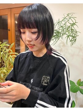 シー 岡崎(,SHE) すっきりシルエットに毛先の動きで魅せる大人クールな姫ウルフ