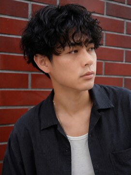 キュー(Cue_) 無造作シャドウパーマアップバングショートツーブロック刈り上げ