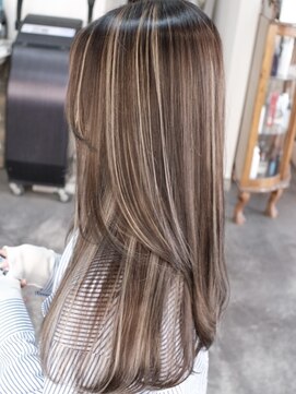 マリアナ(Mariana) ハイライトショートヘアレイヤーカットダブルカラー