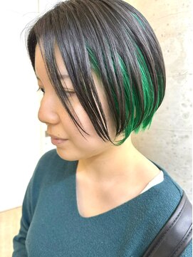 セル(CELL) インナーカラー グリーン×ブラック ショートボブ