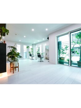 【表参道、青山で大人気のプライベートサロン♪】白が基調の広々とした空間でゆったりくつろげる＊