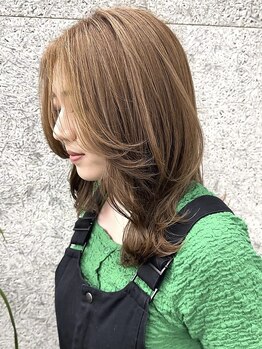 ウィールールピヴォクロス(WE RULE pivot cross)の写真/【札幌/大通】白髪を隠さず「活かす」ハイライト。半個室の落ち着いた空間で、自分史上最高の艶カラーへ。