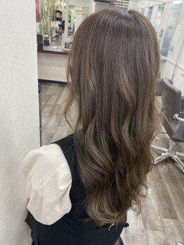 ヘアーアンドメイク アール 二宮店(hair&Make R)の写真/【ザ・ビッグ二宮店1F】暗くしないグレイカラーをご提案◎細部にまでこだわった似合わせスタイルをご提供！