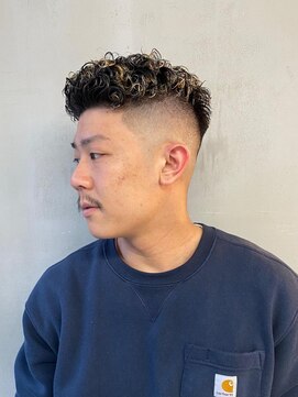 フランクスバーバーザスタンド(Frank’s barber the stand) スペインカール/スパイキーショート/フェザーパーマ/飯田橋E