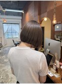 ケアブリーチミルクティーベージュカラーヘイリーショートボブ