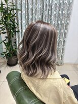 ミント(minto)&nbsp;グレージュバレーヤージュ白髪ぼかしハイライトブリーチ髪質改善