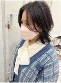 外ハネくびれミディアムレイヤー+センターパート×暗髪ブラウン