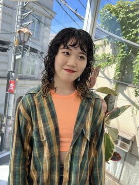 ジーナ オモテサンドウ(XENA) 顔まわりレイヤーのくるくるパーマ