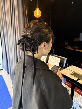 フィオーレ ヘアデザイン(FIORE hair design) ベロアリボンが可愛いゆるふわシニヨン